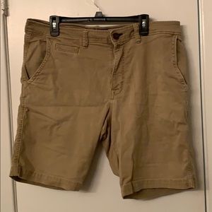 Khaki men’s American Eagle shorts